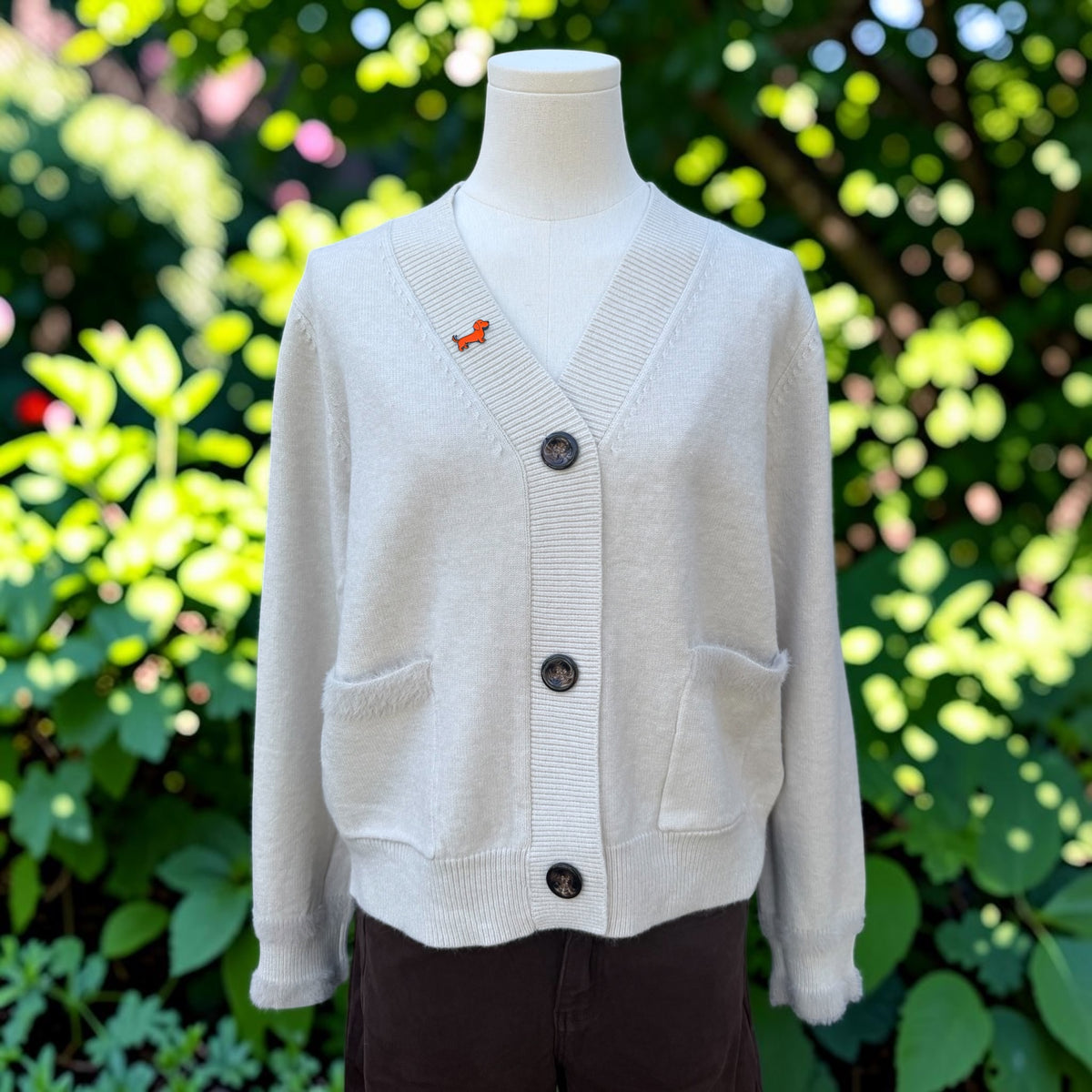 Strickjacke mit Dackel-Pin