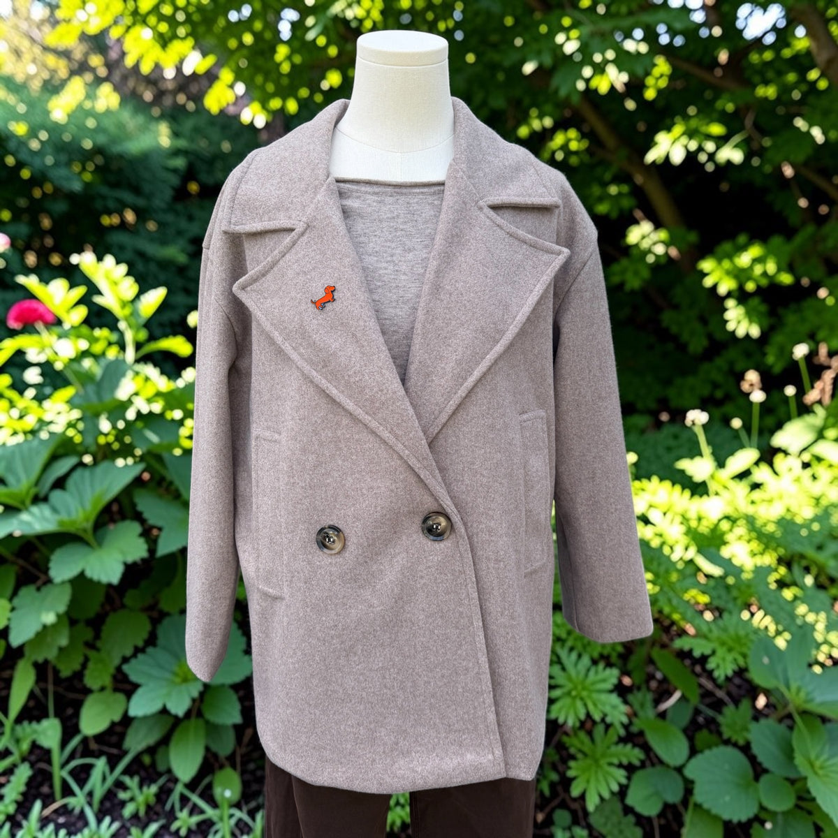 Kurze Manteljacke mit Dackel-Pin