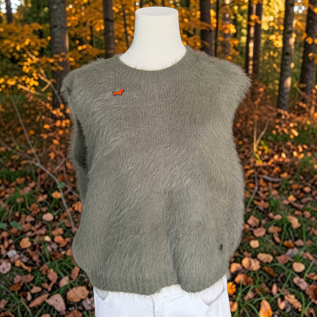 Flauschiger Pullunder mit Dackel-Pin
