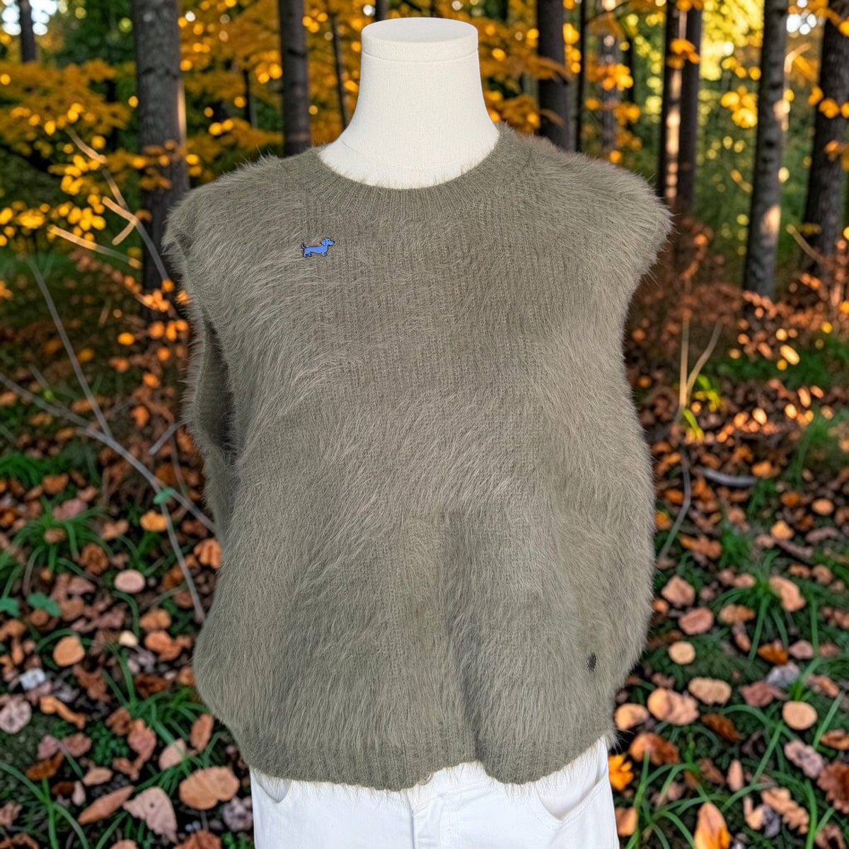 Flauschiger Pullunder mit Dackel-Pin