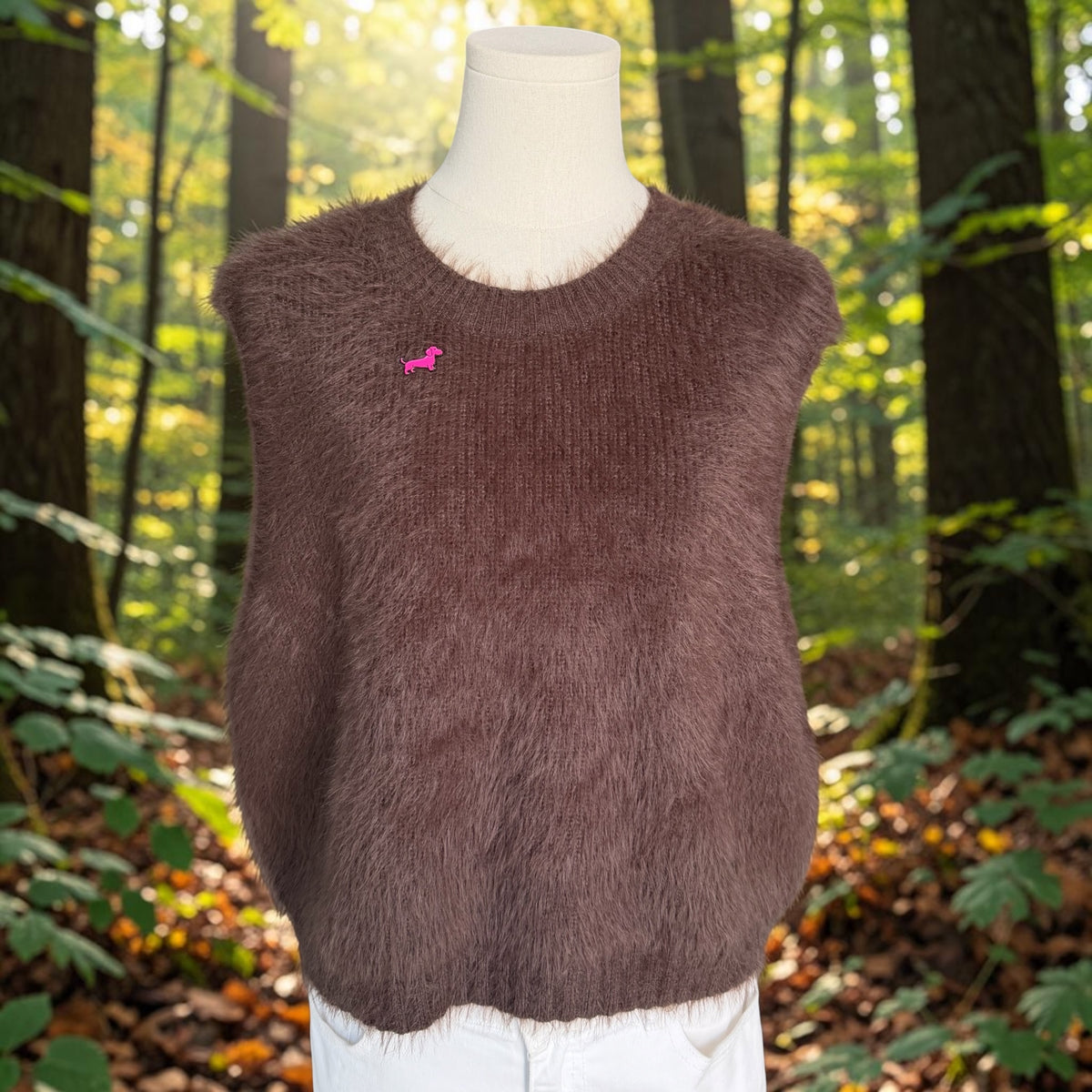 Flauschiger Pullunder mit Dackel-Pin