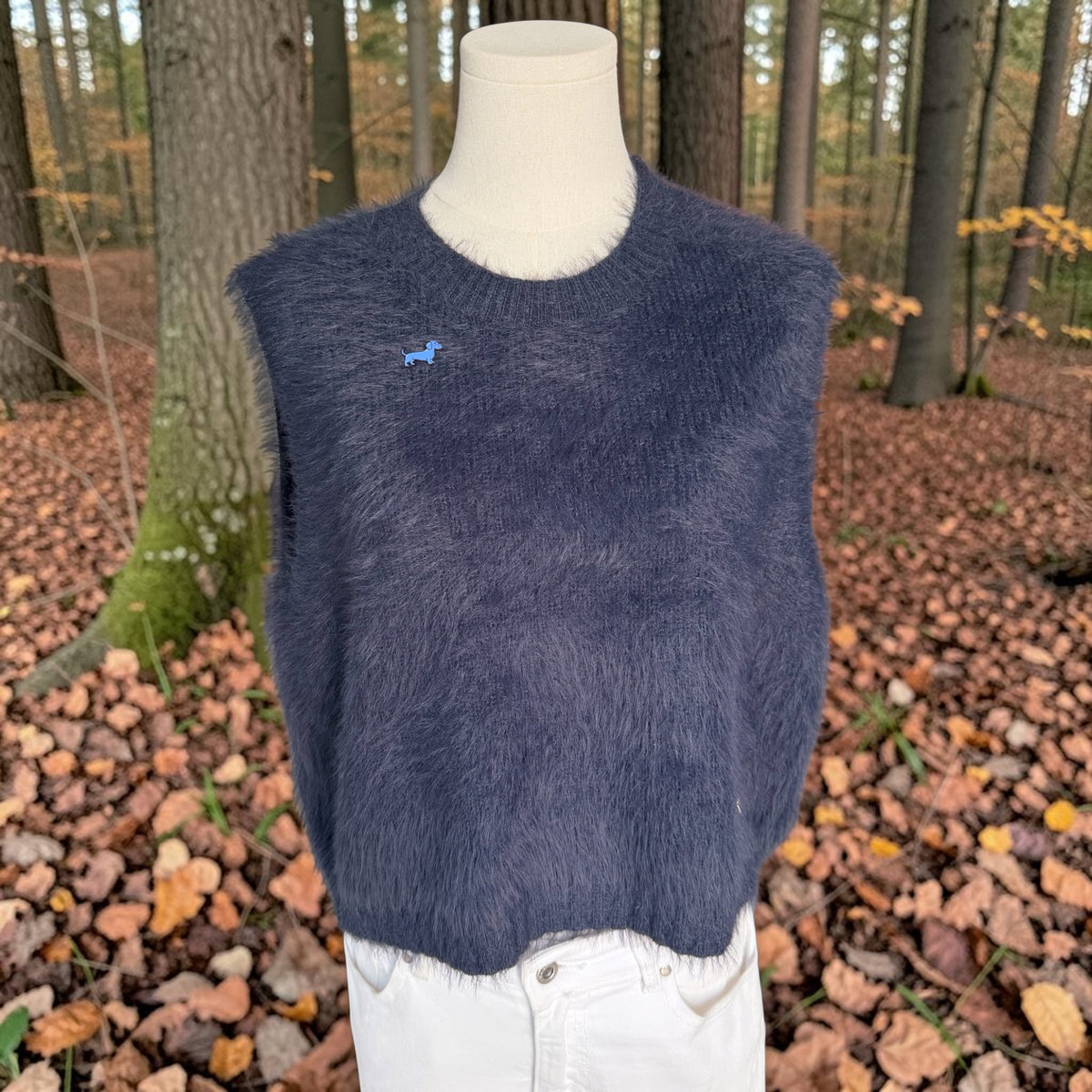 Flauschiger Pullunder mit Dackel-Pin