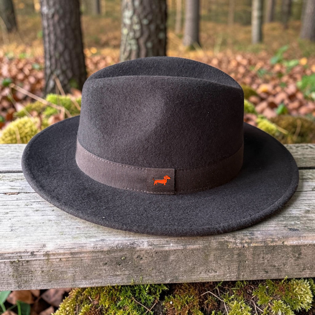 Outdoor-Filzhut mit Dackel-Pin – Wasserdicht