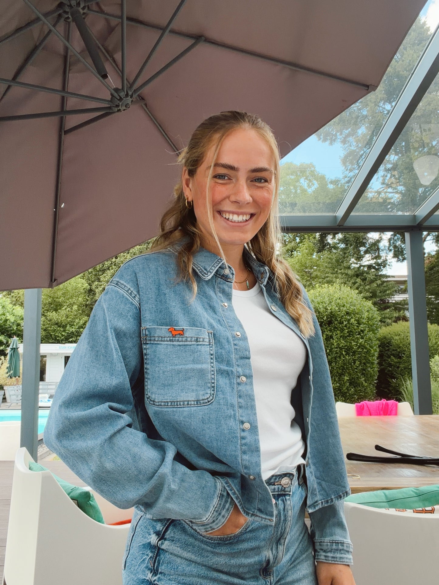 Short Denim Jacket mit Dackel Pin